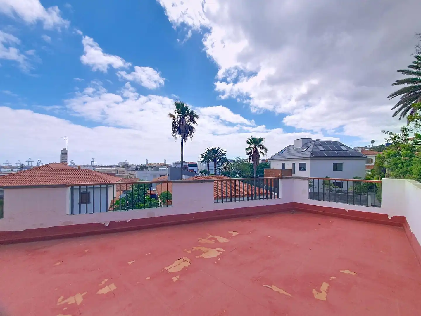 Vista exterior de Casa o xalet en venda en Las Palmas de Gran Canaria amb Aire condicionat, Jardí privat i Balcó