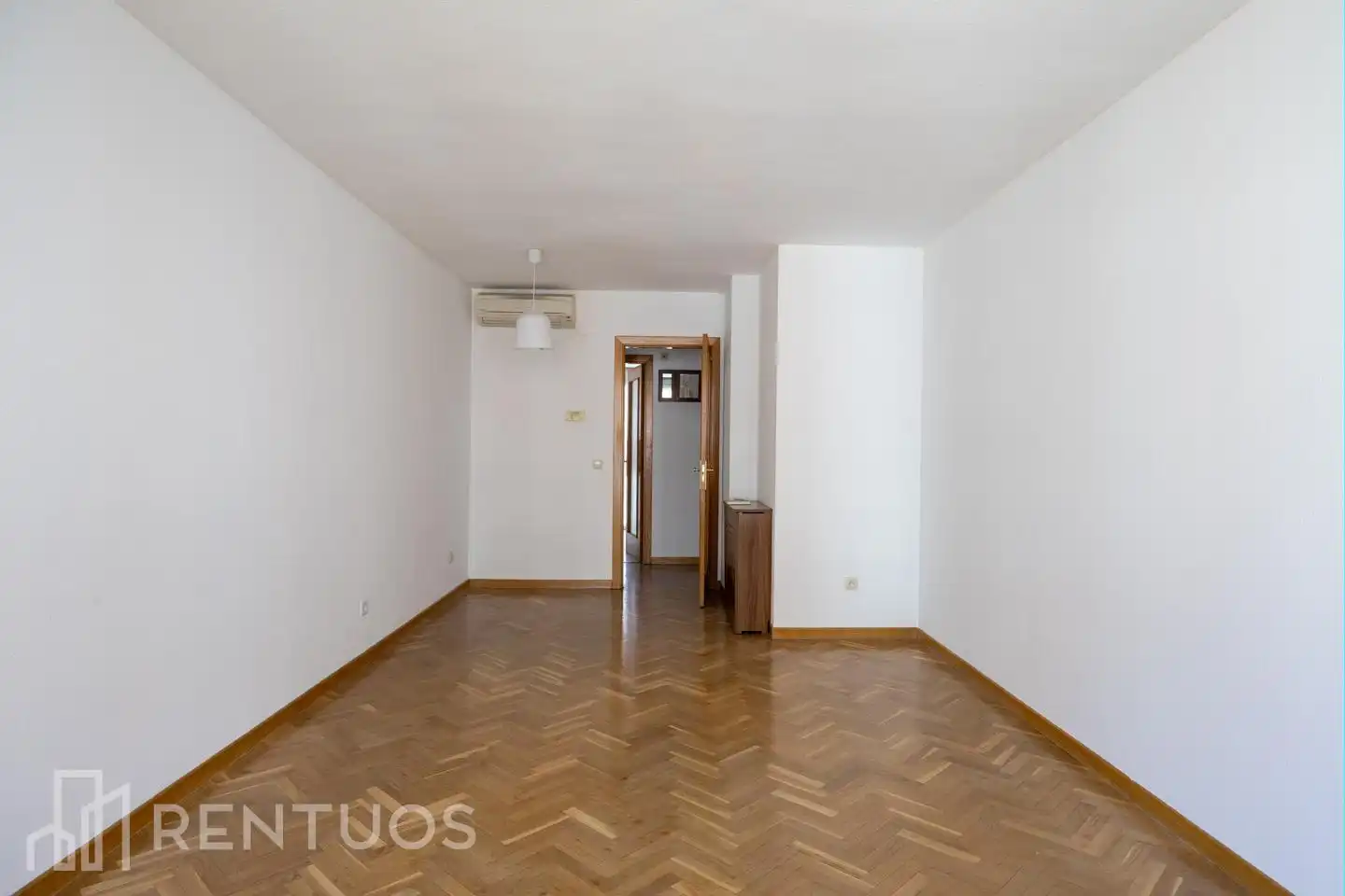 Living room of Flat for rent in Madrid  with Air Conditioner, Heating and Parquet flooring