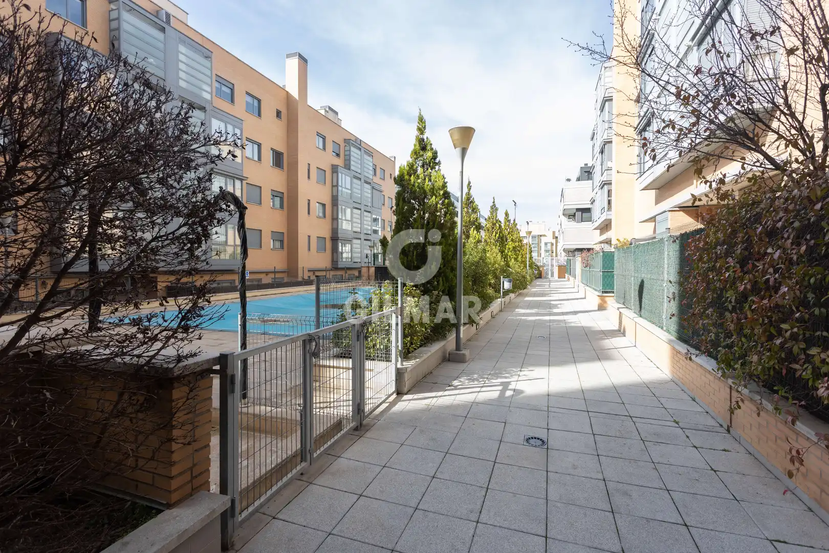 Vista exterior de Planta baja en venta en Madrid con Calefacción, Trastero y Piscina