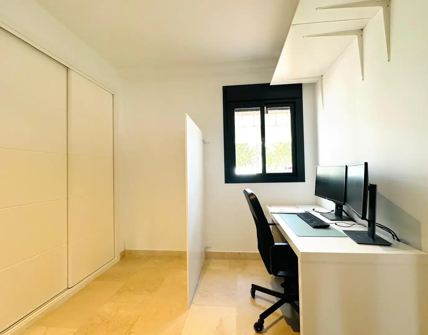 Wohnung zum Verkauf in Estepona mit Terrasse, Abstellraum und Ofen
