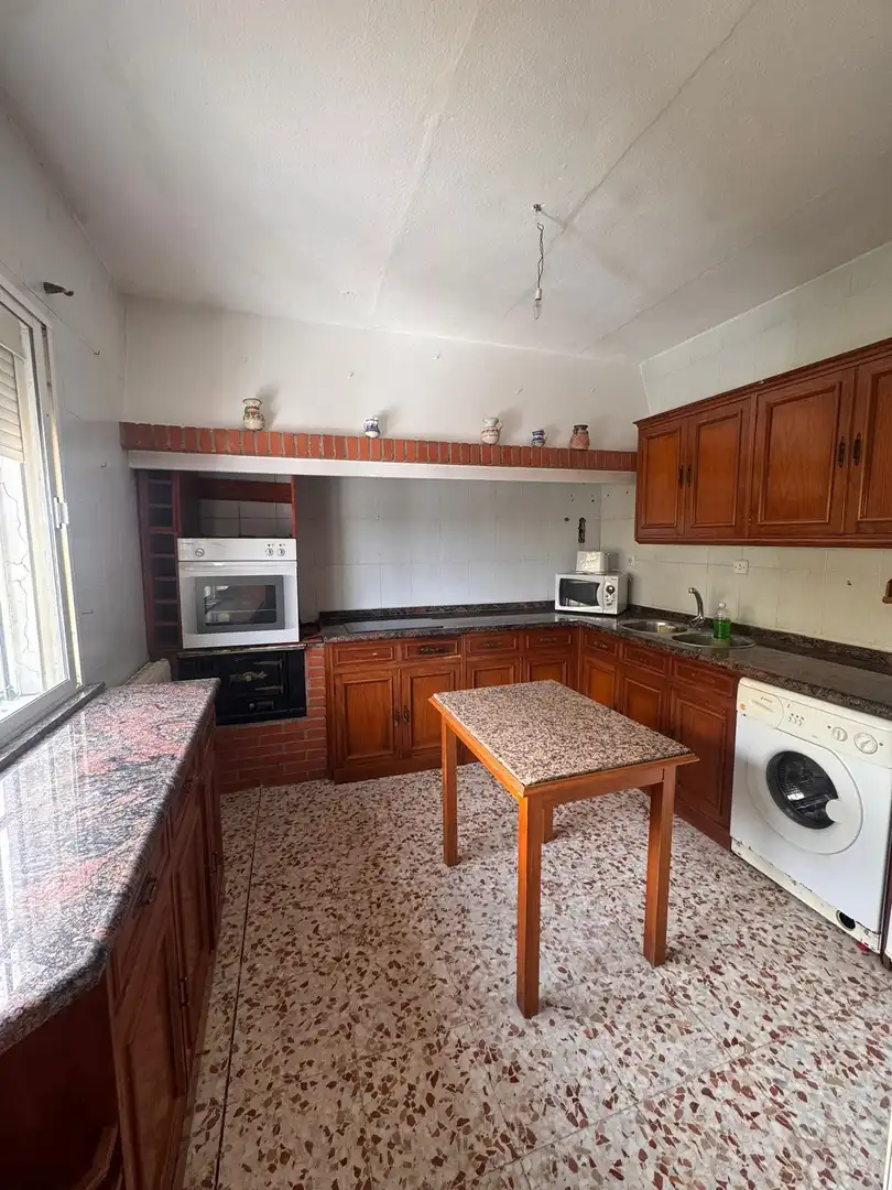 Cuina de Casa o xalet en venda en Mérida amb Aire condicionat, Calefacció i Jardí privat