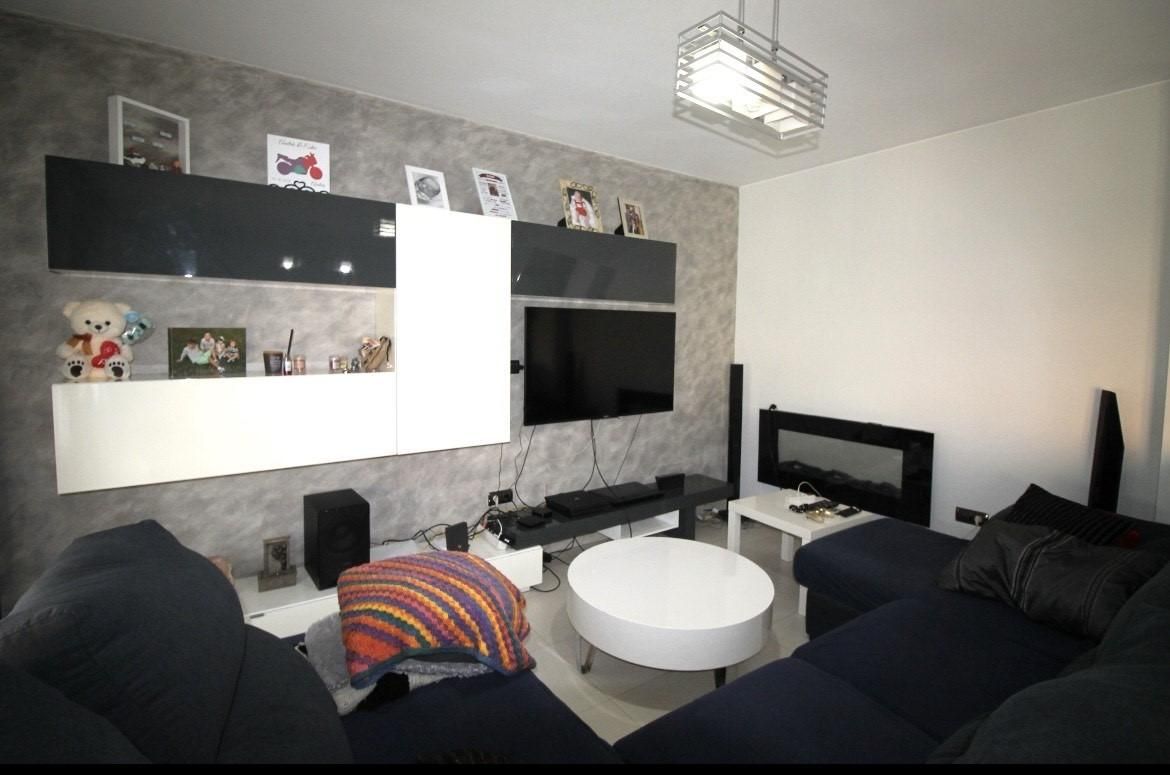 Sala d'estar de Casa o xalet en venda en Tarancón amb Jardí privat, Terrassa i Traster