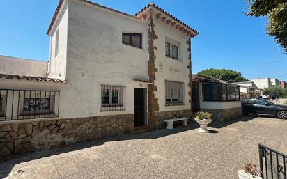 Vista exterior de Casa o xalet en venda en Empuriabrava amb Jardí privat, Piscina i Moblat