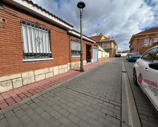 Vista exterior de Casa adosada en venda en Santovenia de Pisuerga amb Terrassa