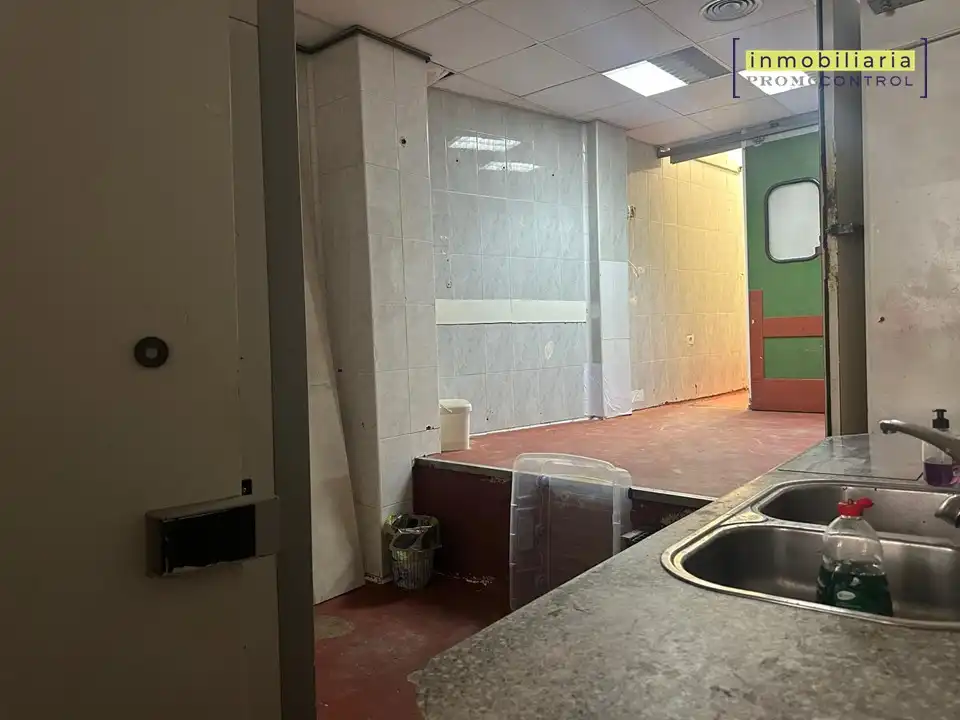 Cuina de Local de lloguer en Zuera amb Aire condicionat