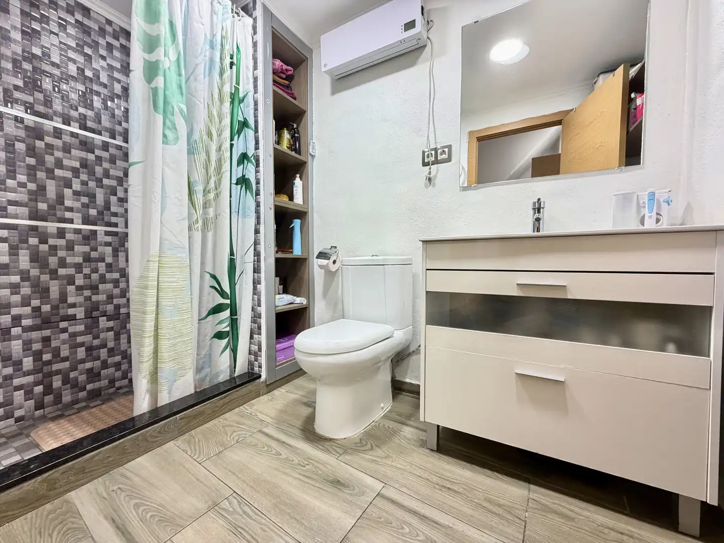 Badezimmer von Einfamilien-Reihenhaus zum Verkauf in Tavernes de la Valldigna mit Klimaanlage und Terrasse