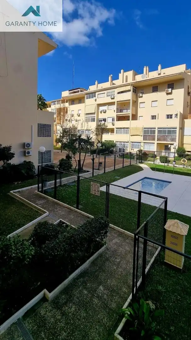Piscina de Pis en venda en Benalmádena amb Jardí privat, Terrassa i Moblat