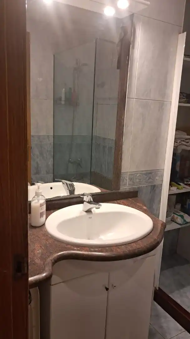 Badezimmer von Einfamilien-Reihenhaus zum Verkauf in Olot mit Klimaanlage, Heizung und Parkett
