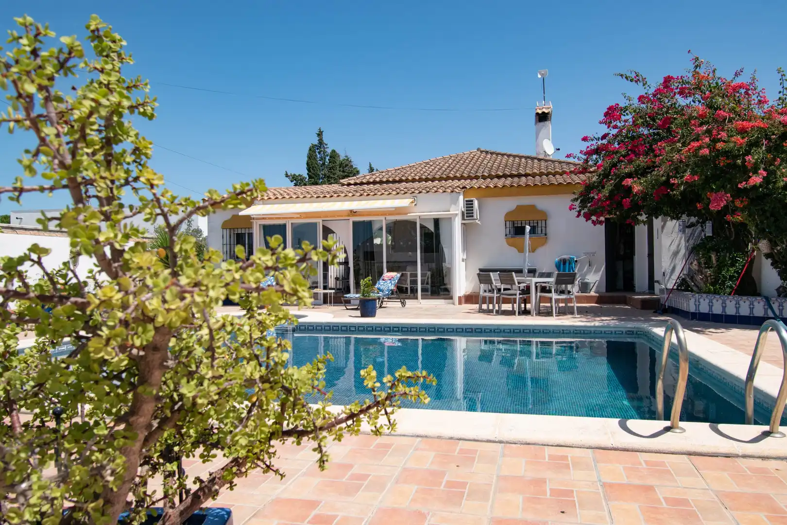 Vista exterior de Casa o xalet en venda en Chiclana de la Frontera