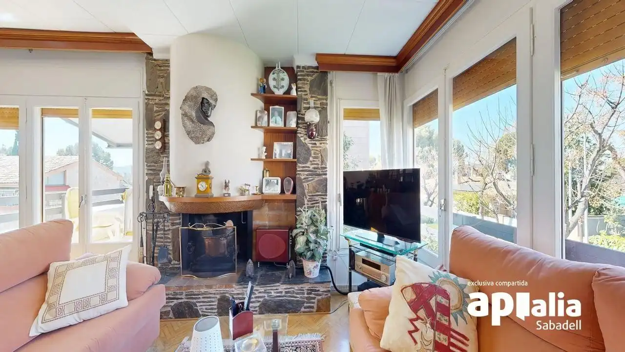 Sala d'estar de Casa o xalet en venda en Barberà del Vallès amb Calefacció, Jardí privat i Terrassa