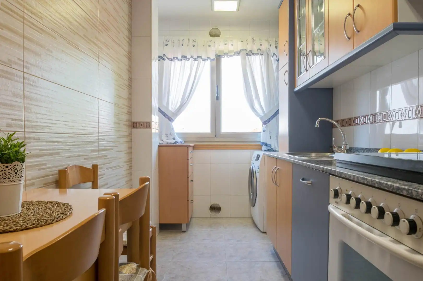 Küche von Wohnung zum Verkauf in Culleredo mit Heizung, Parkett und Abstellraum