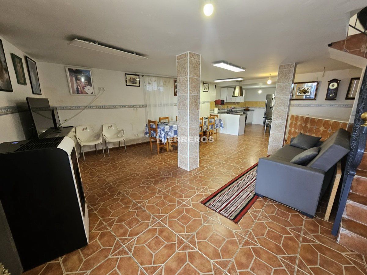 Casa adosada en venda en Albelda de Iregua amb Calefacció i Parquet