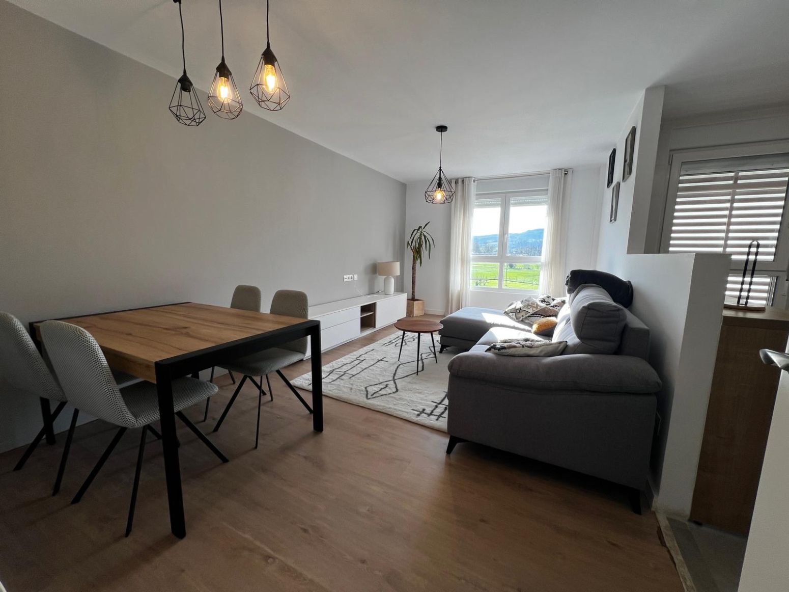 Sala d'estar de Pis en venda en Entrambasaguas amb Calefacció, Parquet i Piscina