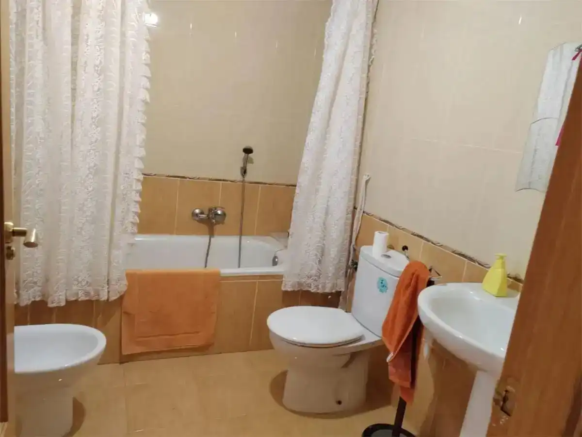 Bany de Pis en venda en Santa Elena de Jamuz amb Jardí privat, Traster i Piscina