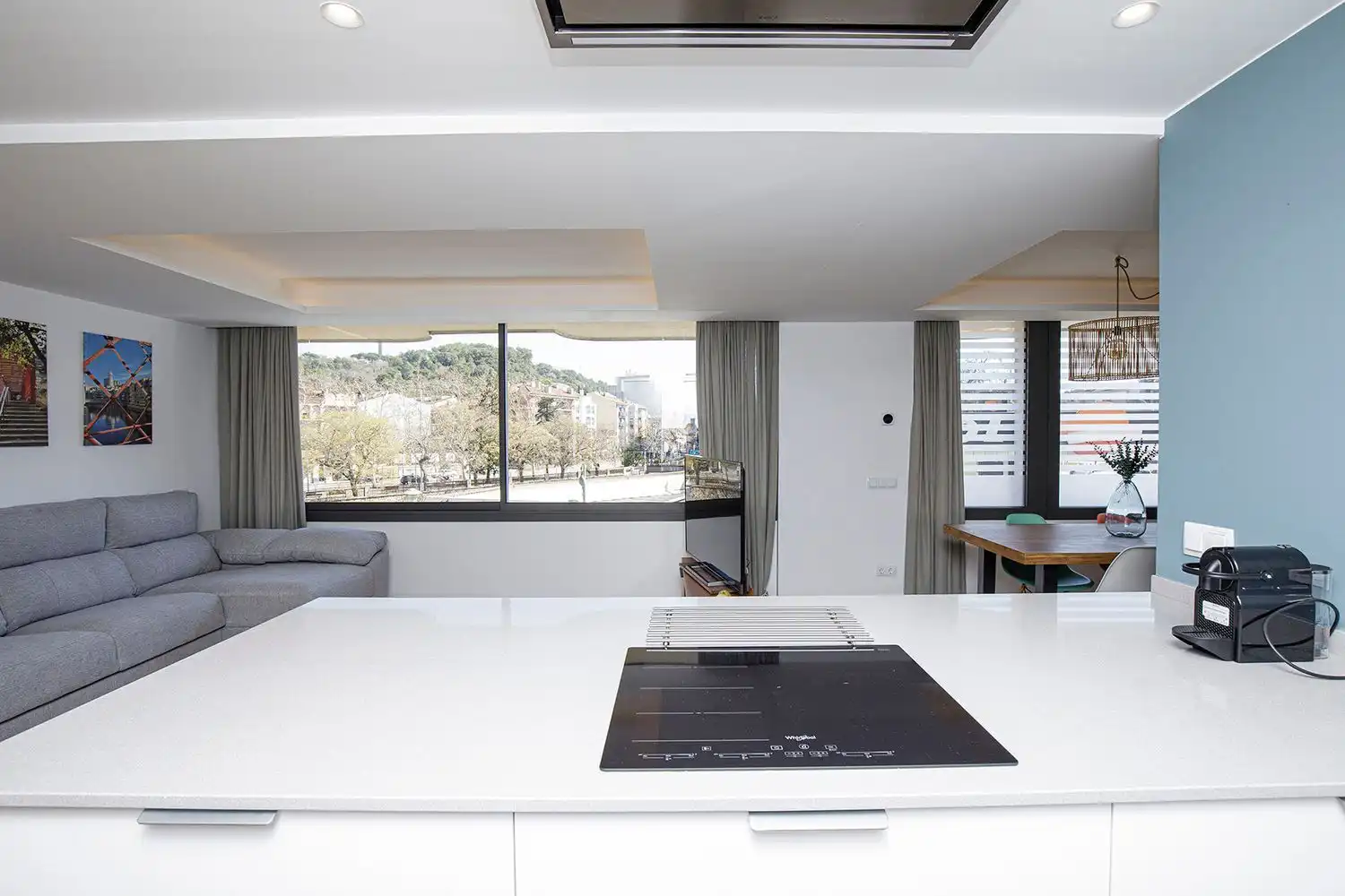 Cuina de Pis de lloguer en Girona amb Aire condicionat i Moblat