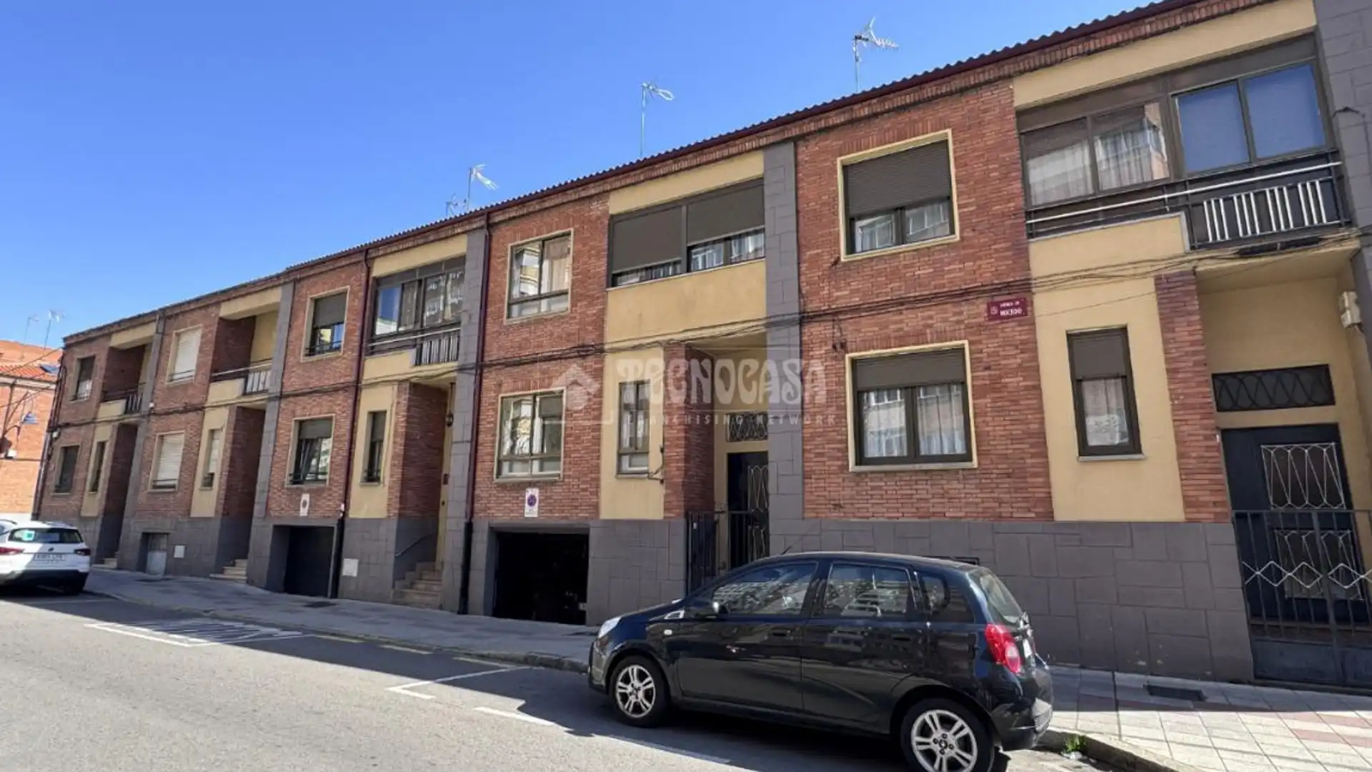 Vista exterior de Casa adosada en venta en León Capital  con Calefacción y Parquet