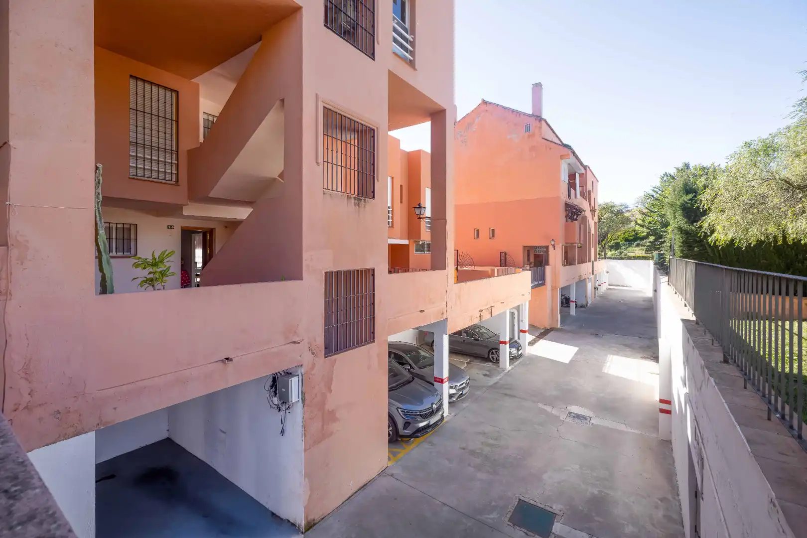 Vista exterior de Dúplex en venta en Marbella con Terraza, Alarma y Piscina comunitaria