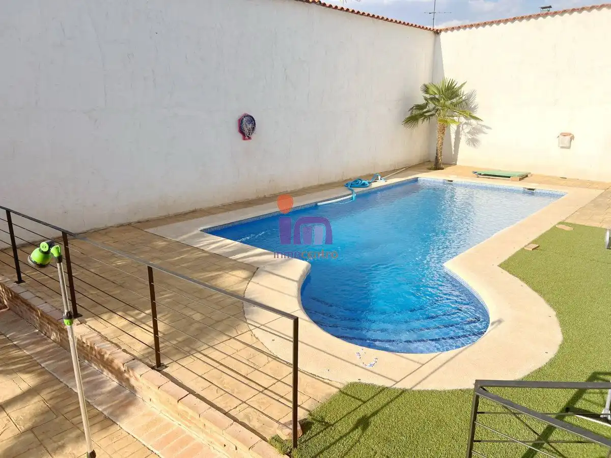 Piscina de Casa o chalet en venta en Valdepeñas con Aire acondicionado, Calefacción y Jardín privado