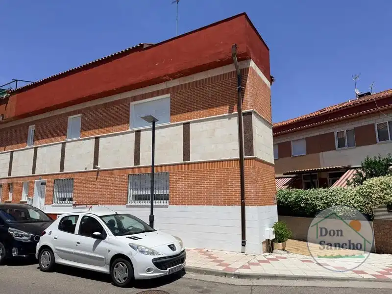 Vista exterior de Casa adosada en venta en Santovenia de Pisuerga con Calefacción y Terraza
