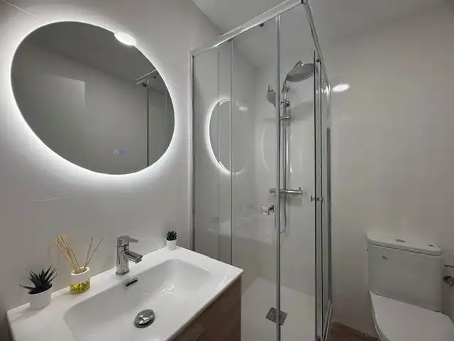Bathroom of Flat for sale in Barcelona