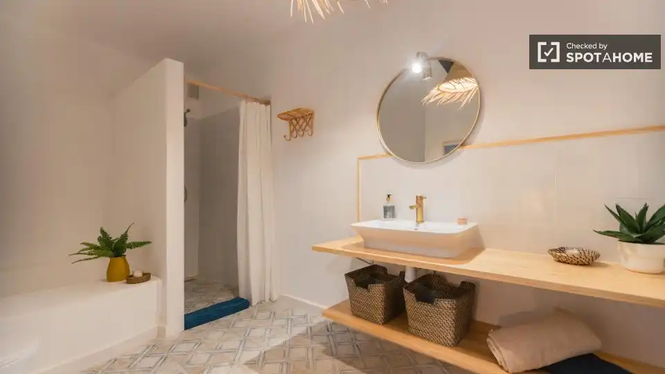 Bathroom of Flat for rent in Valencia  with Air Conditioner, Heating and Furnished