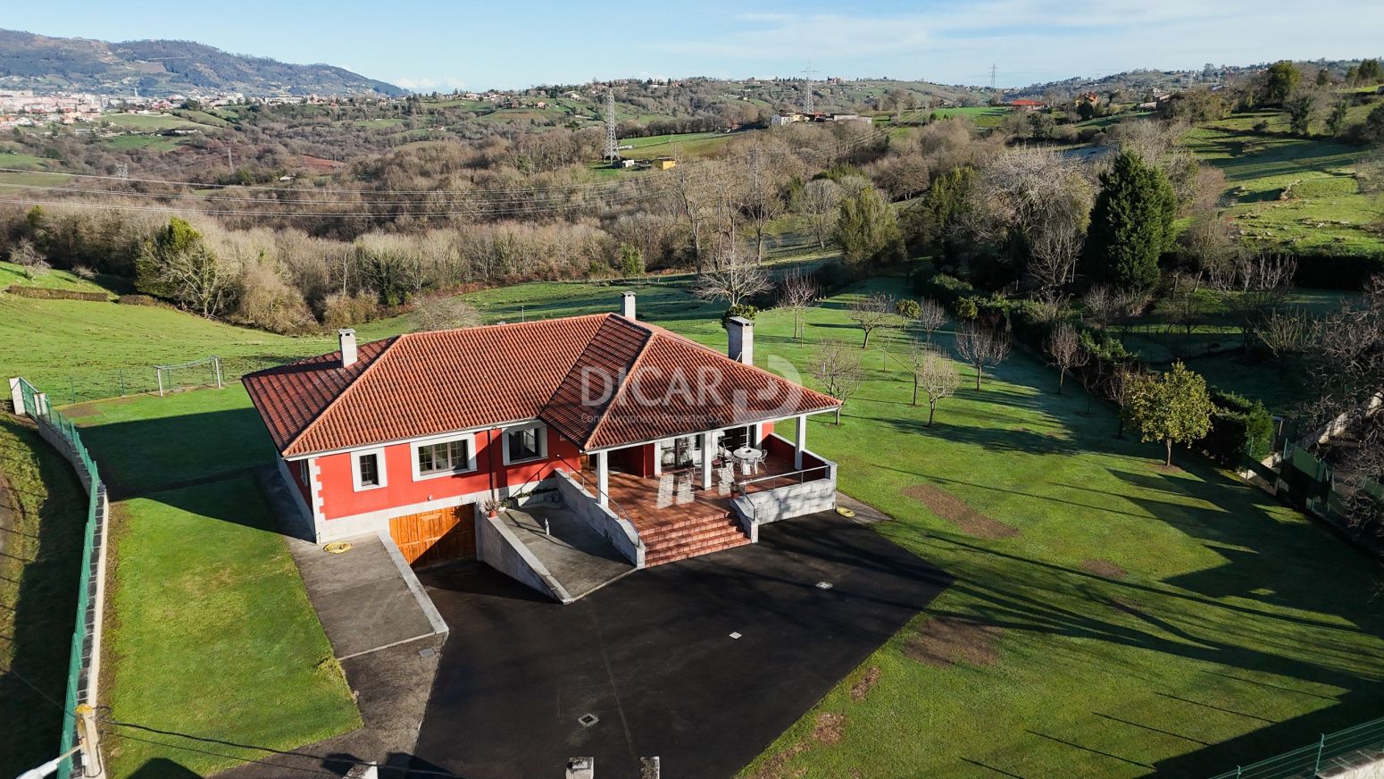 Vista exterior de Casa o xalet en venda en Oviedo  amb Calefacció, Jardí privat i Parquet