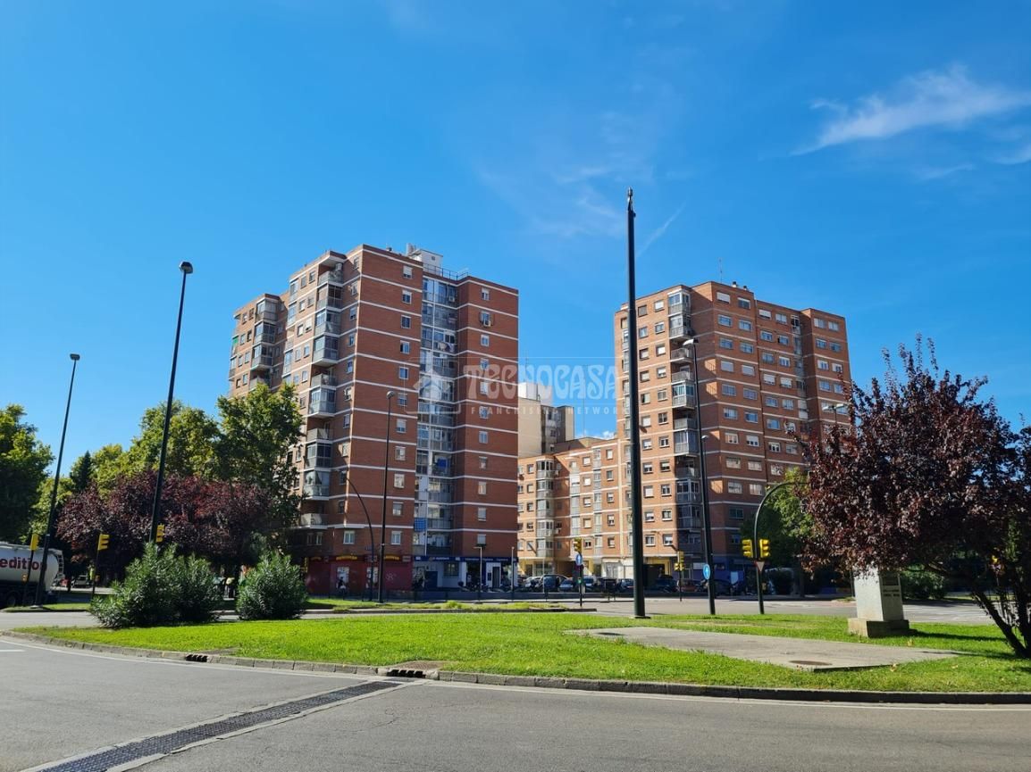 Außenansicht von Wohnung zum Verkauf in  Zaragoza Capital mit Klimaanlage, Parkett und Terrasse