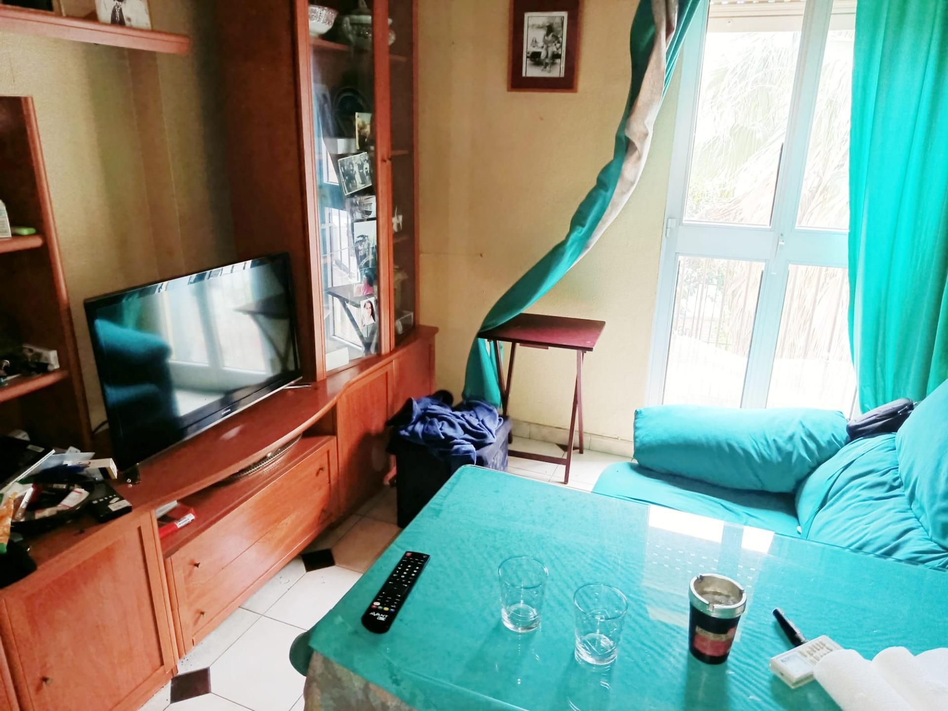 Living room of Flat for sale in  Sevilla Capital  with Air Conditioner, Private garden and Storage room