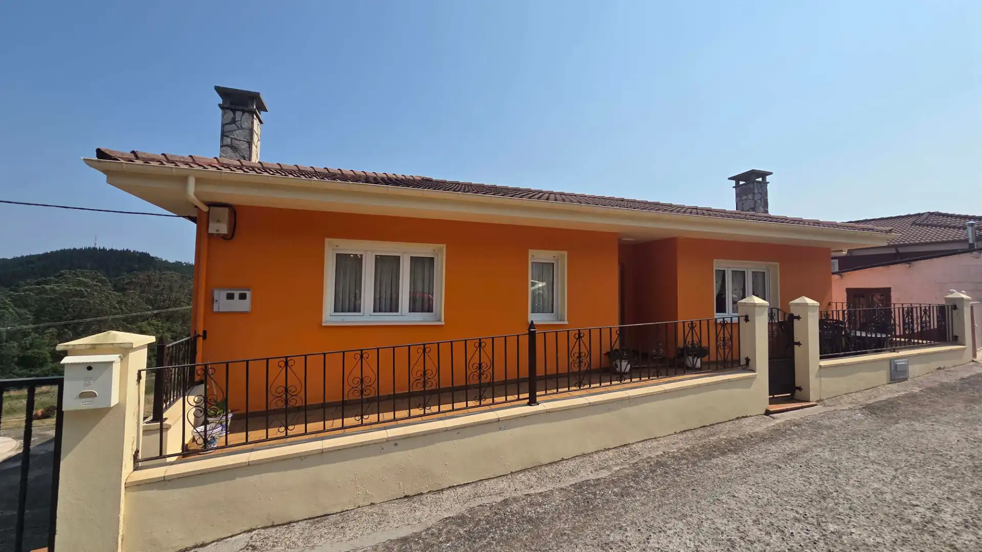 Vista exterior de Casa o xalet en venda en Pravia amb Calefacció, Jardí privat i Terrassa