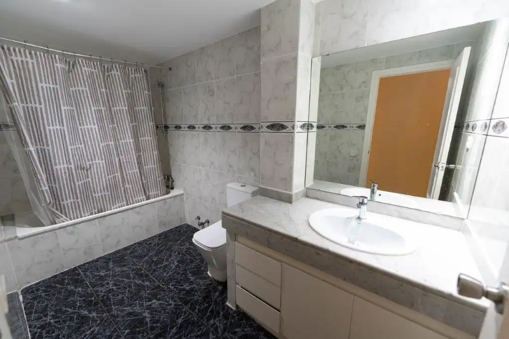 Bathroom of Flat for sale in Lleida  with Air Conditioner, Heating and Parquet flooring