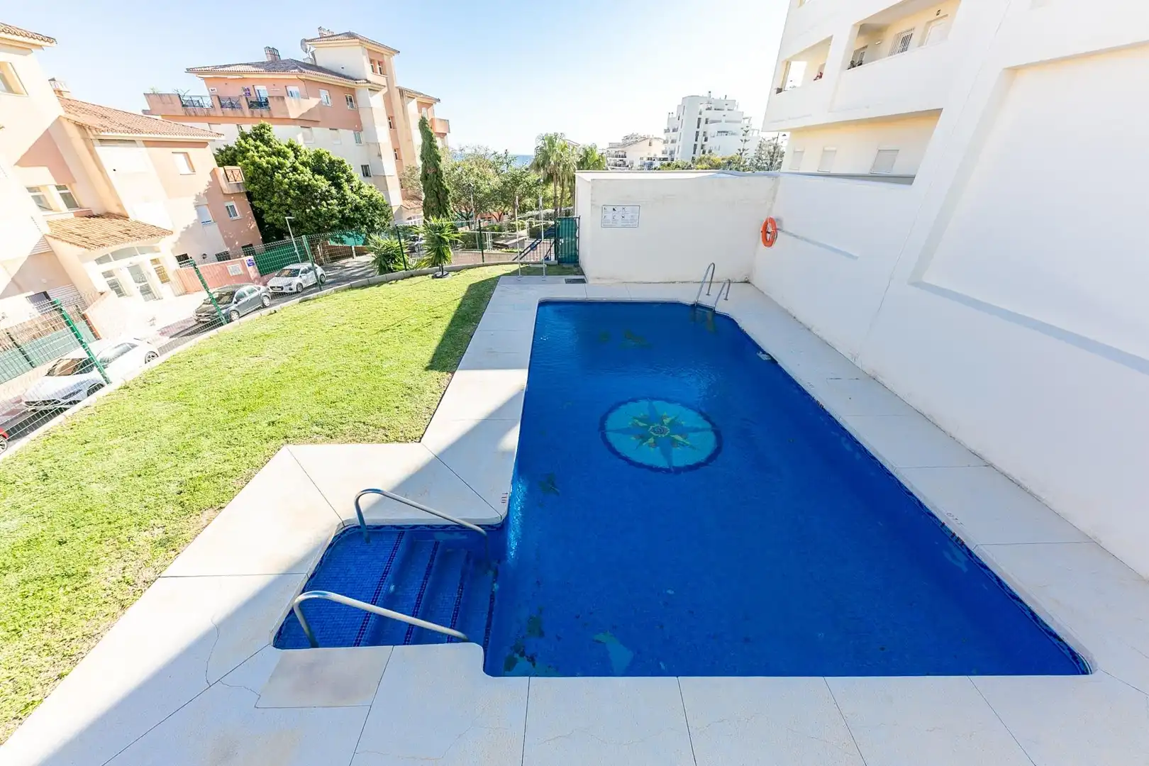Piscina de Dúplex en venta en Benalmádena con Aire acondicionado, Calefacción y Jardín privado