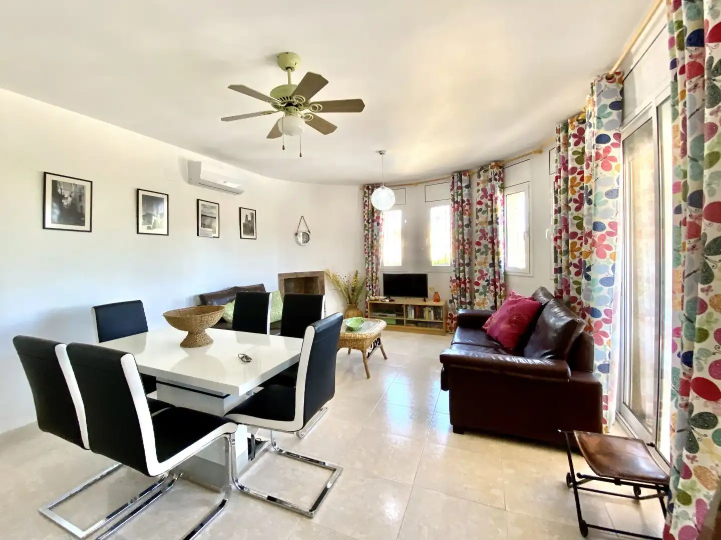 Sala d'estar de Casa o xalet en venda en L'Ametlla de Mar  amb Aire condicionat, Terrassa i Piscina