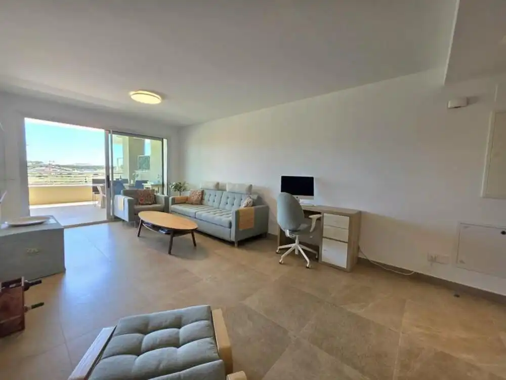 Sala d'estar de Apartament de lloguer en Estepona amb Aire condicionat, Terrassa i Piscina