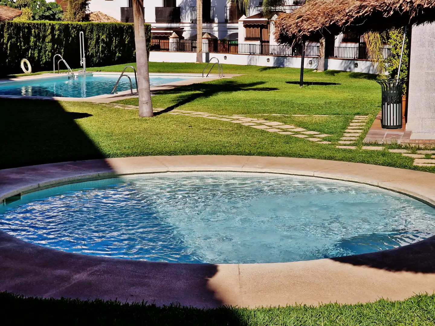 Piscina de Apartament en venda en Vélez de Benaudalla amb Aire condicionat, Calefacció i Balcó