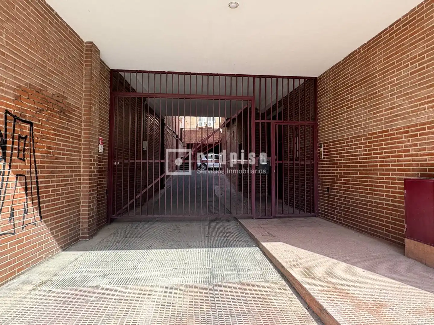 Exterior view of Garage for sale in Madrid