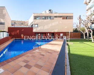 Swimming pool of House or chalet for sale in  Barcelona Capital  with Air Conditioner, Heating and Private garden