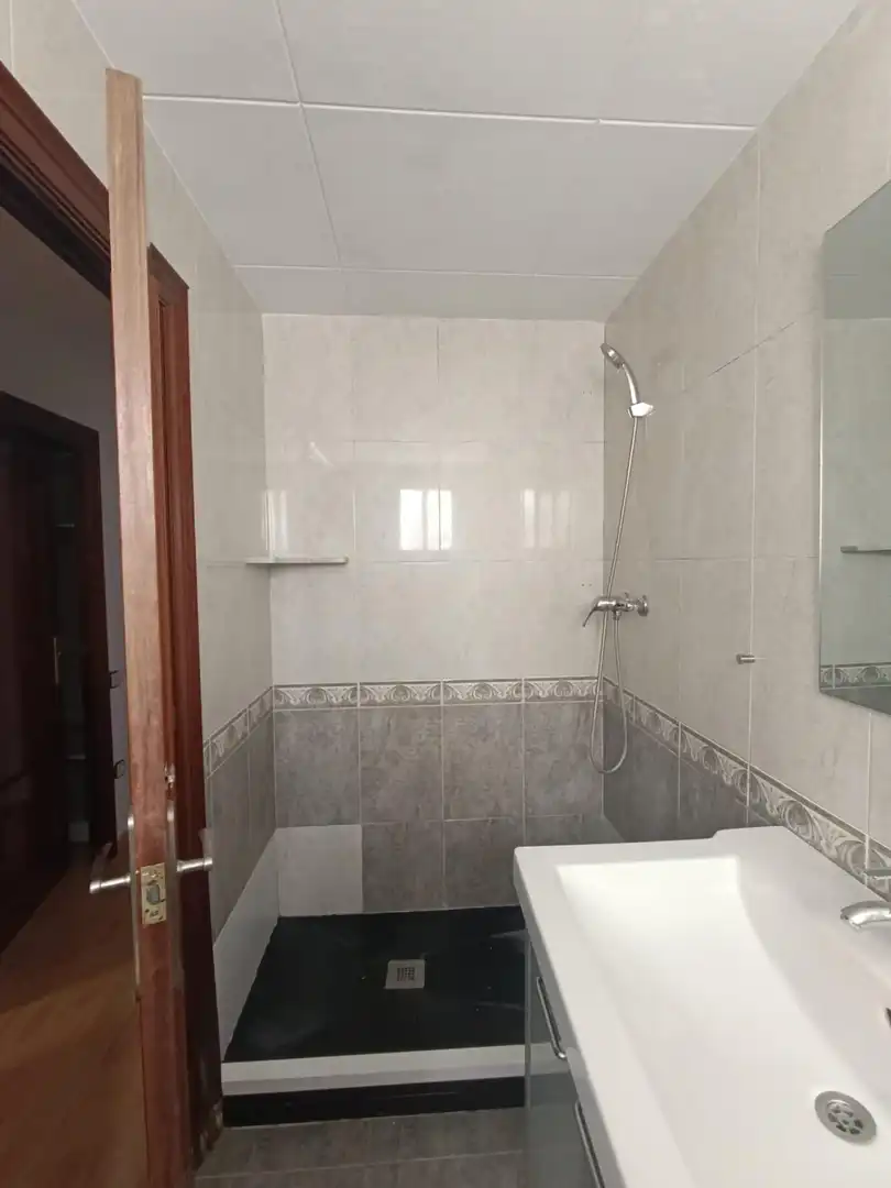 Baño de Piso de alquiler en Mollet del Vallès con Calefacción, Parquet y Amueblado