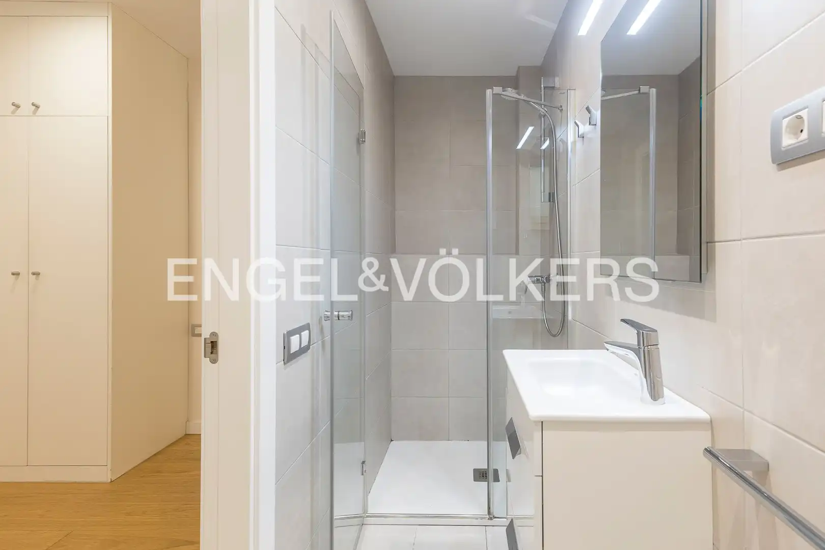 Badezimmer von Wohnung zum Verkauf in Barcelona mit Klimaanlage, Heizung und Parkett