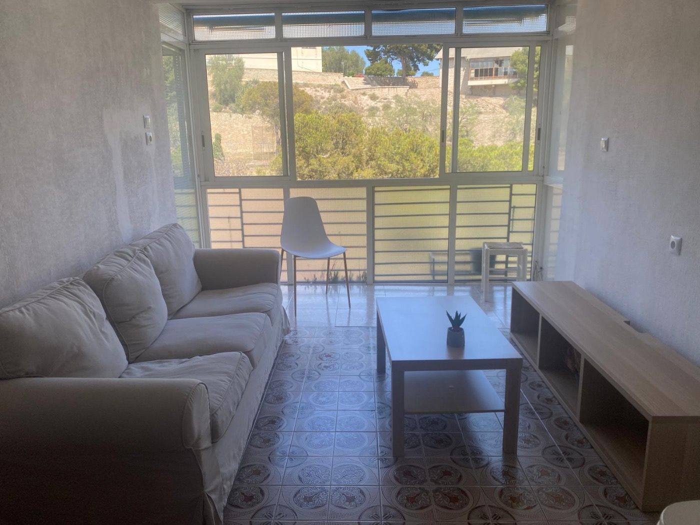 Sala d'estar de Apartament de lloguer en Alicante / Alacant amb Aire condicionat i Balcó