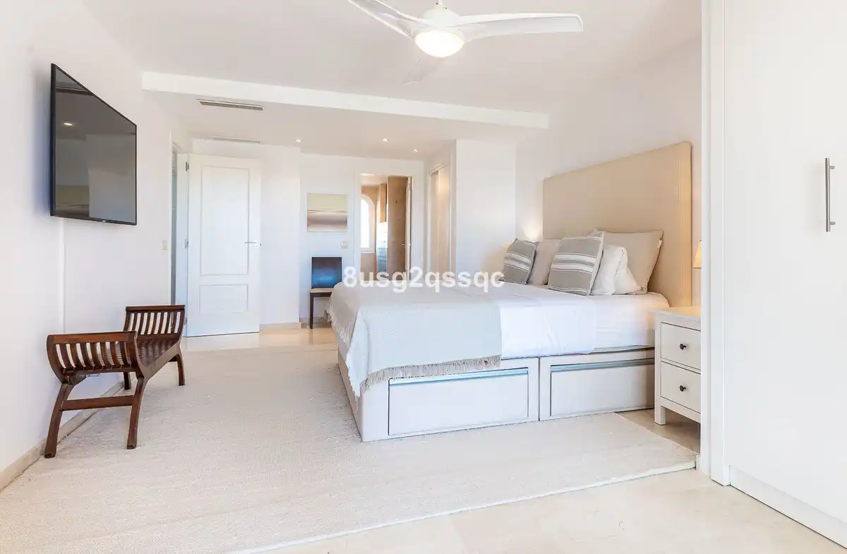 Bedroom of Flat for sale in Estepona  with Air Conditioner, Furnished and TV