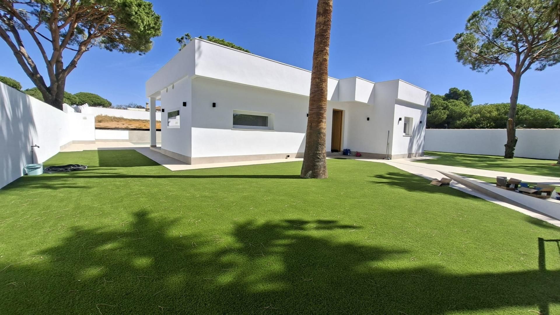 Vista exterior de Casa o chalet en venta en Chiclana de la Frontera con Jardín privado, Terraza y Piscina