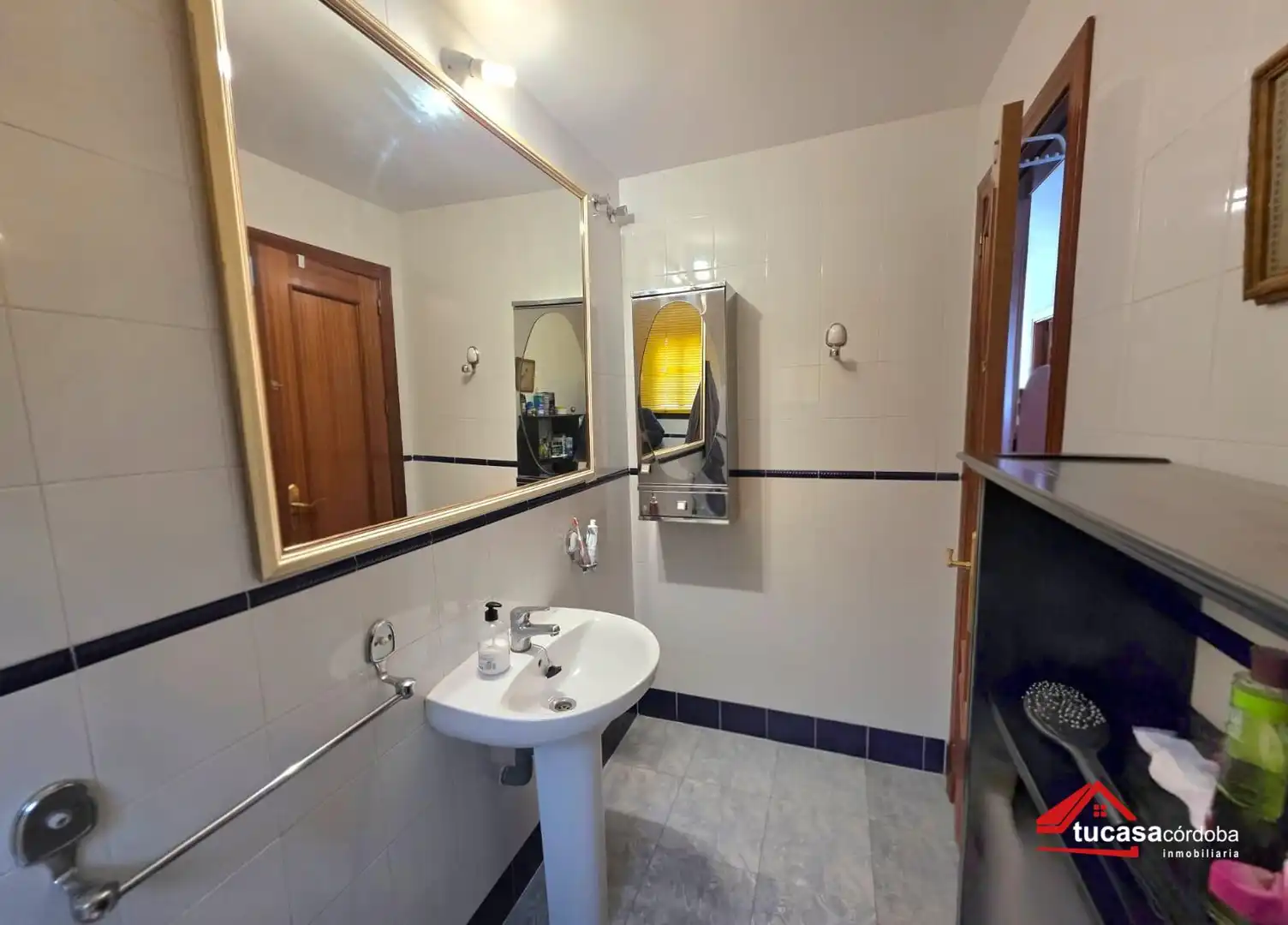 Badezimmer von Einfamilien-Reihenhaus zum Verkauf in Guadalcázar mit Klimaanlage und Terrasse