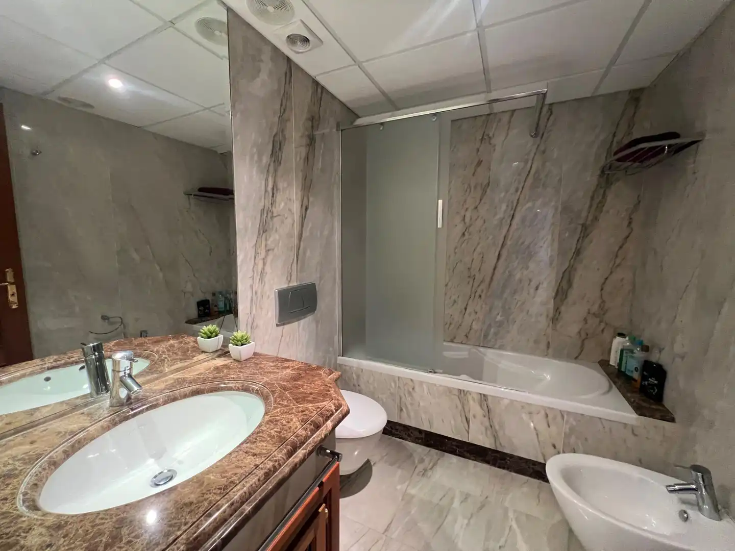 Bathroom of Flat for sale in Estepona  with Air Conditioner, Private garden and Terrace