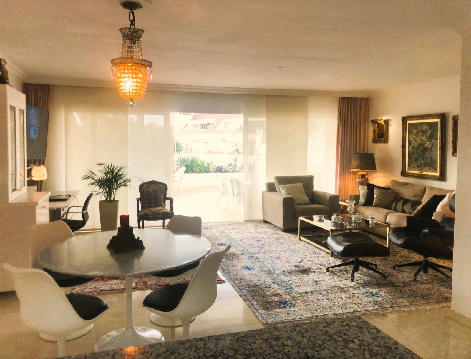 Sala d'estar de Àtic de lloguer en Puerto de la Cruz amb Aire condicionat, Jardí privat i Terrassa