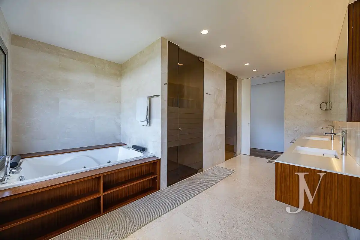 Bathroom of Houses for sale in Madrid  with Air Conditioner, Heating and Private garden