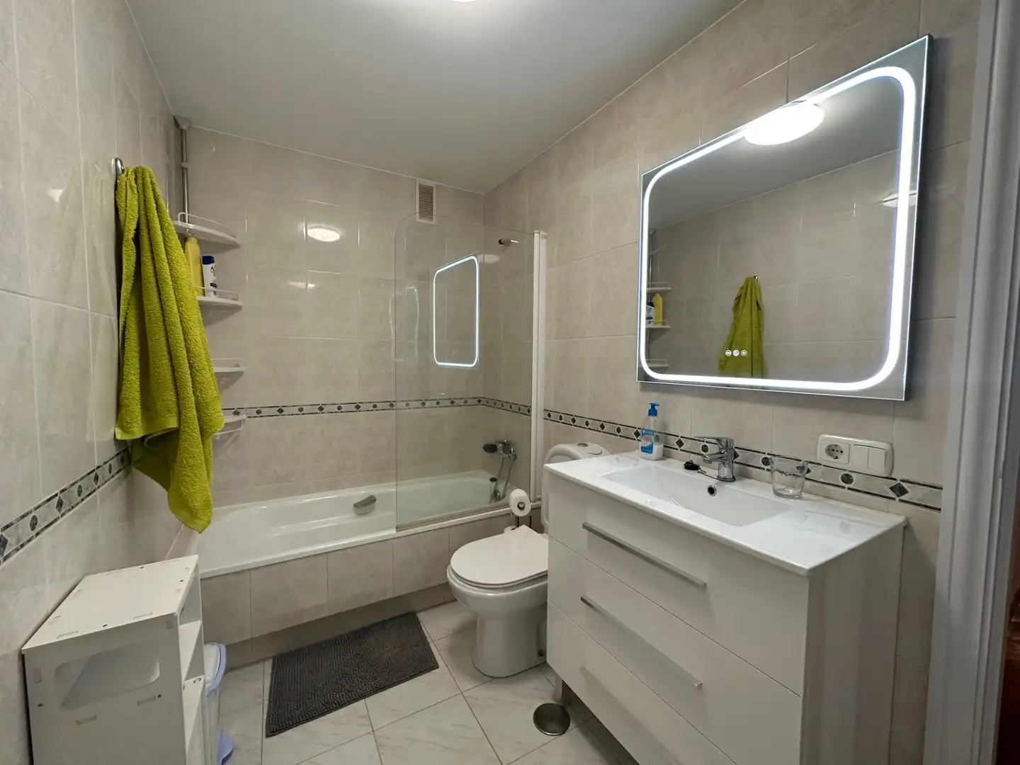 Bathroom of Flat for rent in Santiago de Compostela   with Heating, Parquet flooring and Furnished