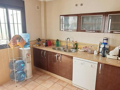 Cuina de Casa adosada en venda en Utrera amb Aire condicionat, Traster i Balcó