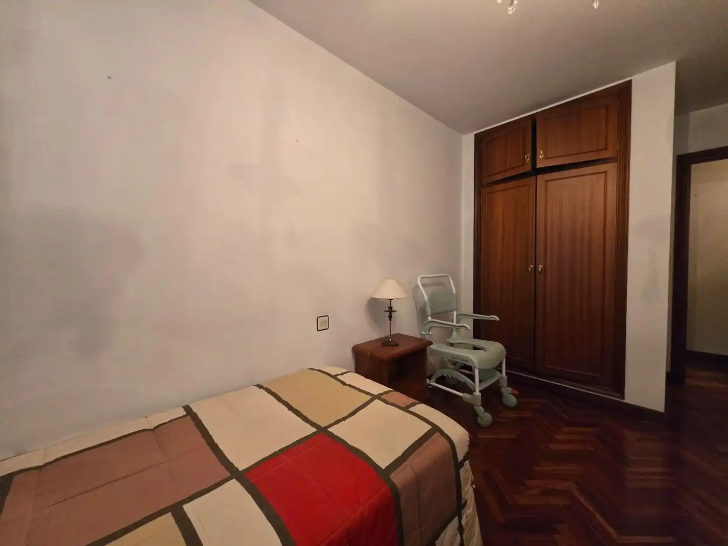 Dormitori de Pis de lloguer en A Coruña Capital  amb Parquet i Moblat