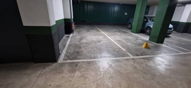 Garaje en Venta en Calle de Carlos y Guillermo Fernández Shaw en Adelfas