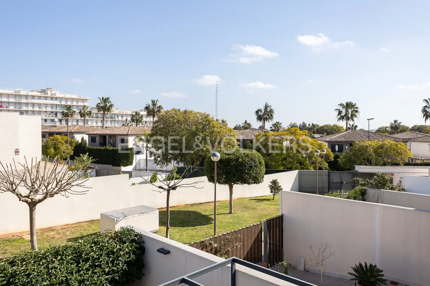 Vista exterior de Casa o xalet en venda en Paterna amb Aire condicionat, Calefacció i Jardí privat